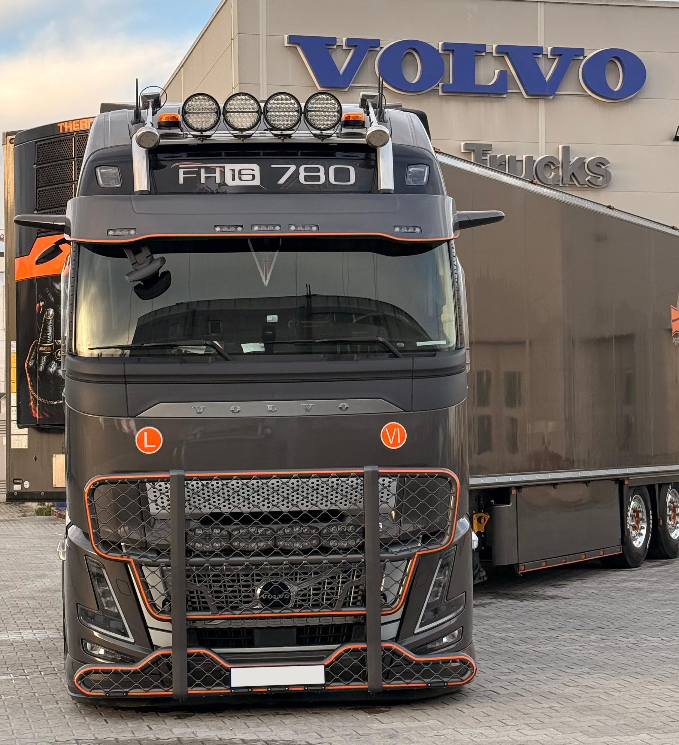 Volvo Aero front BULLBAR - Image 4